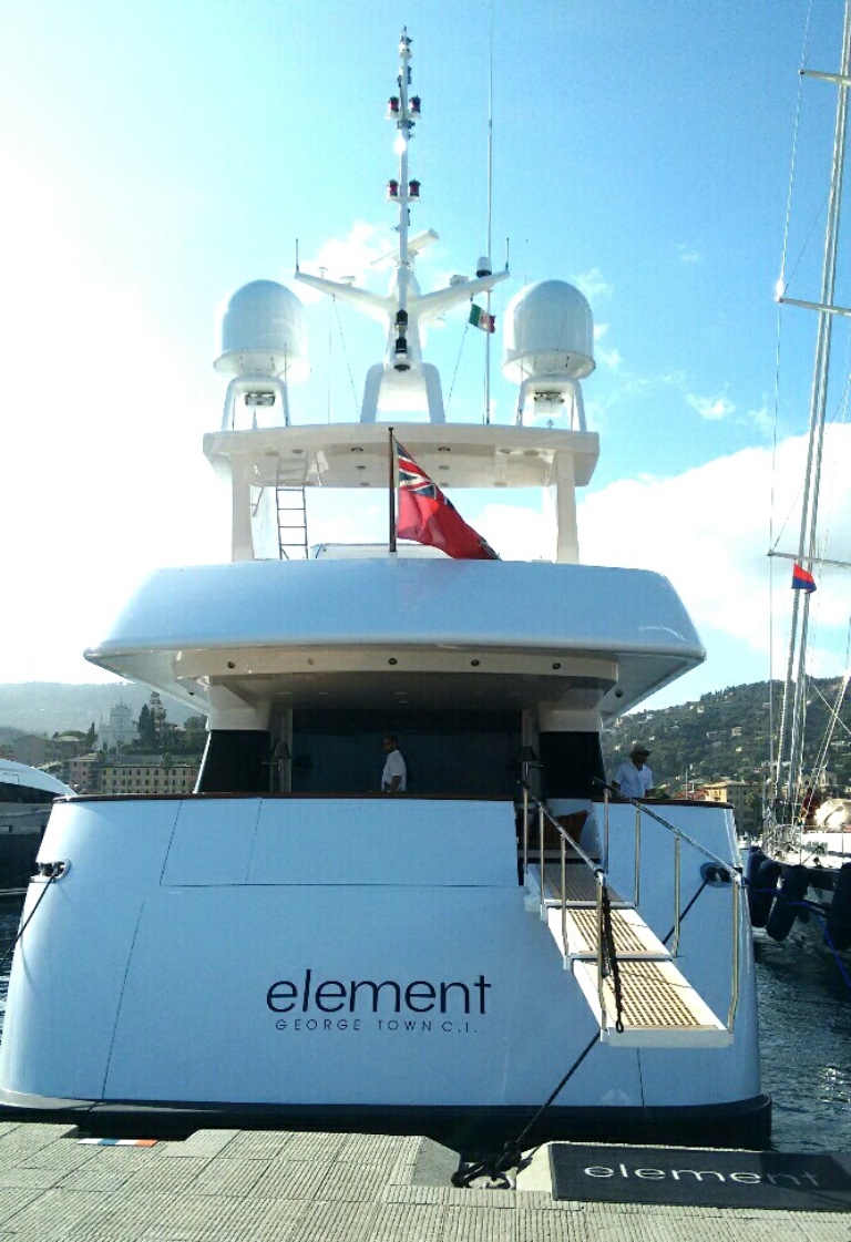 Foto a poppa del megayacht Element