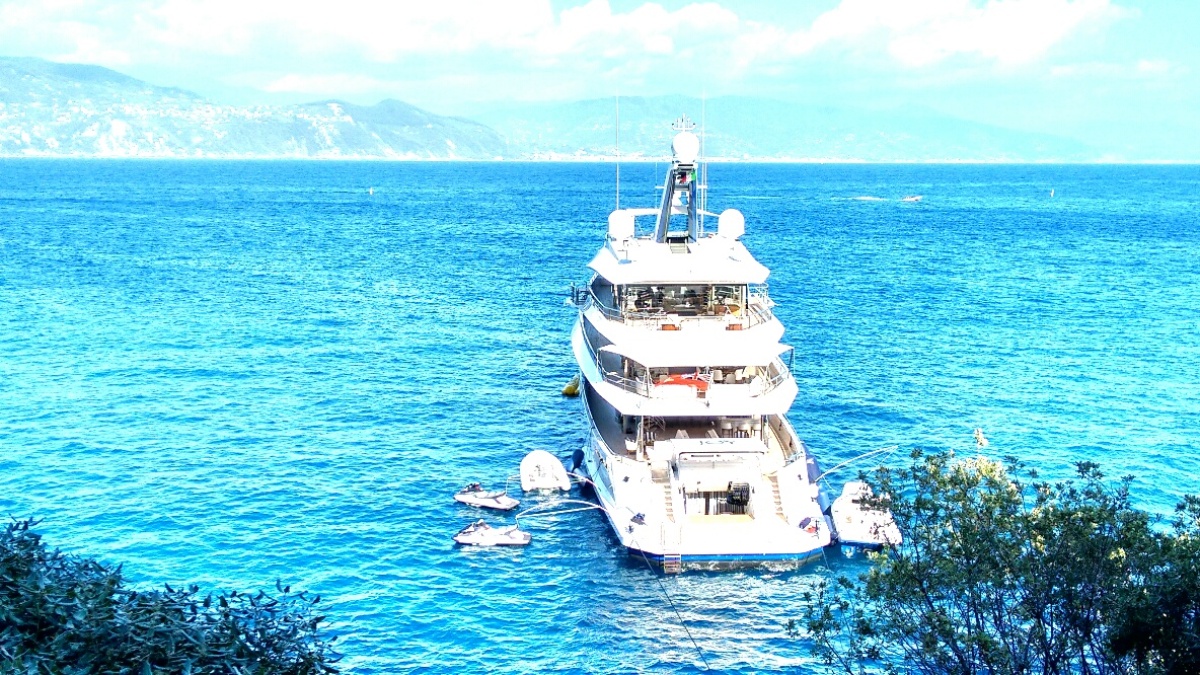 Foto a poppa del megayacht Joy