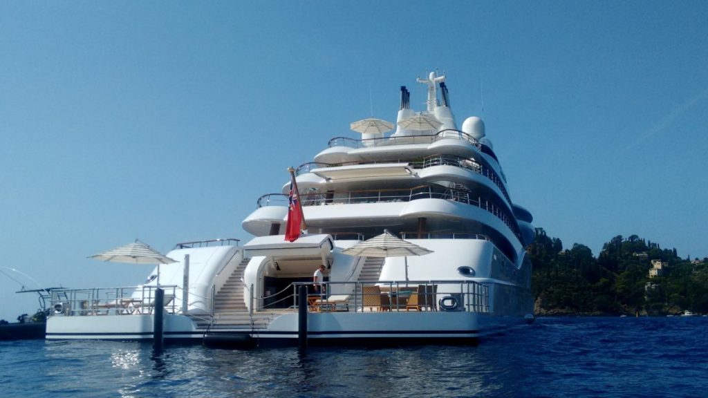 Megayacht Quantum Blue: foto a poppa