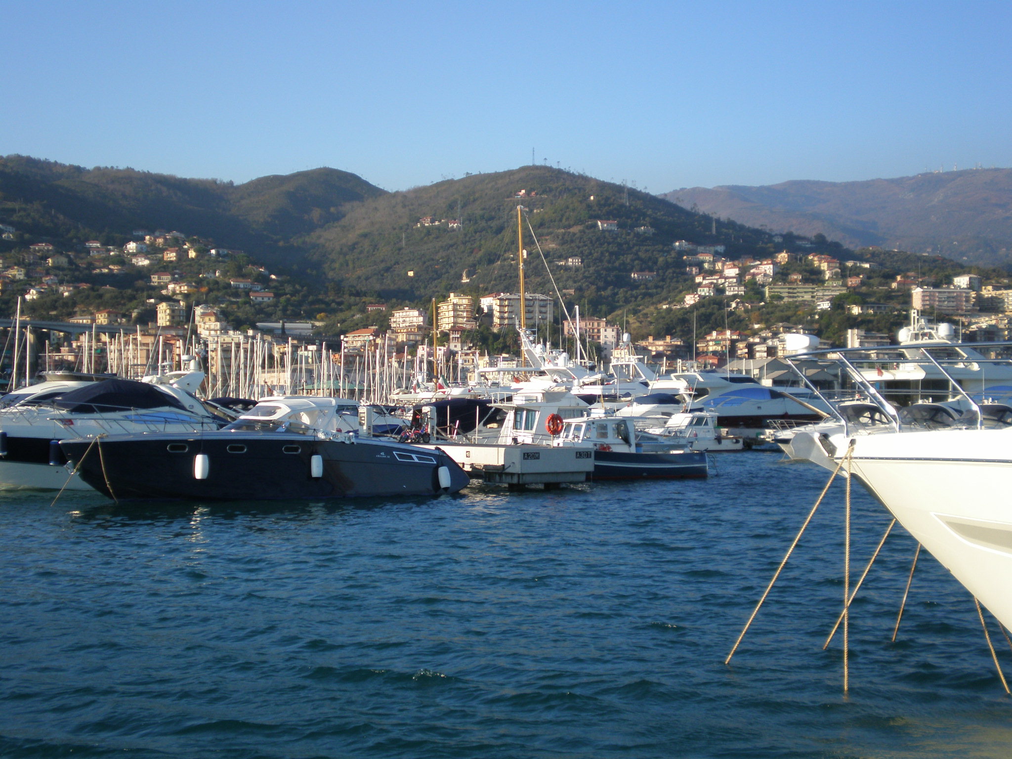 Porto di Varazze con yacht in rada