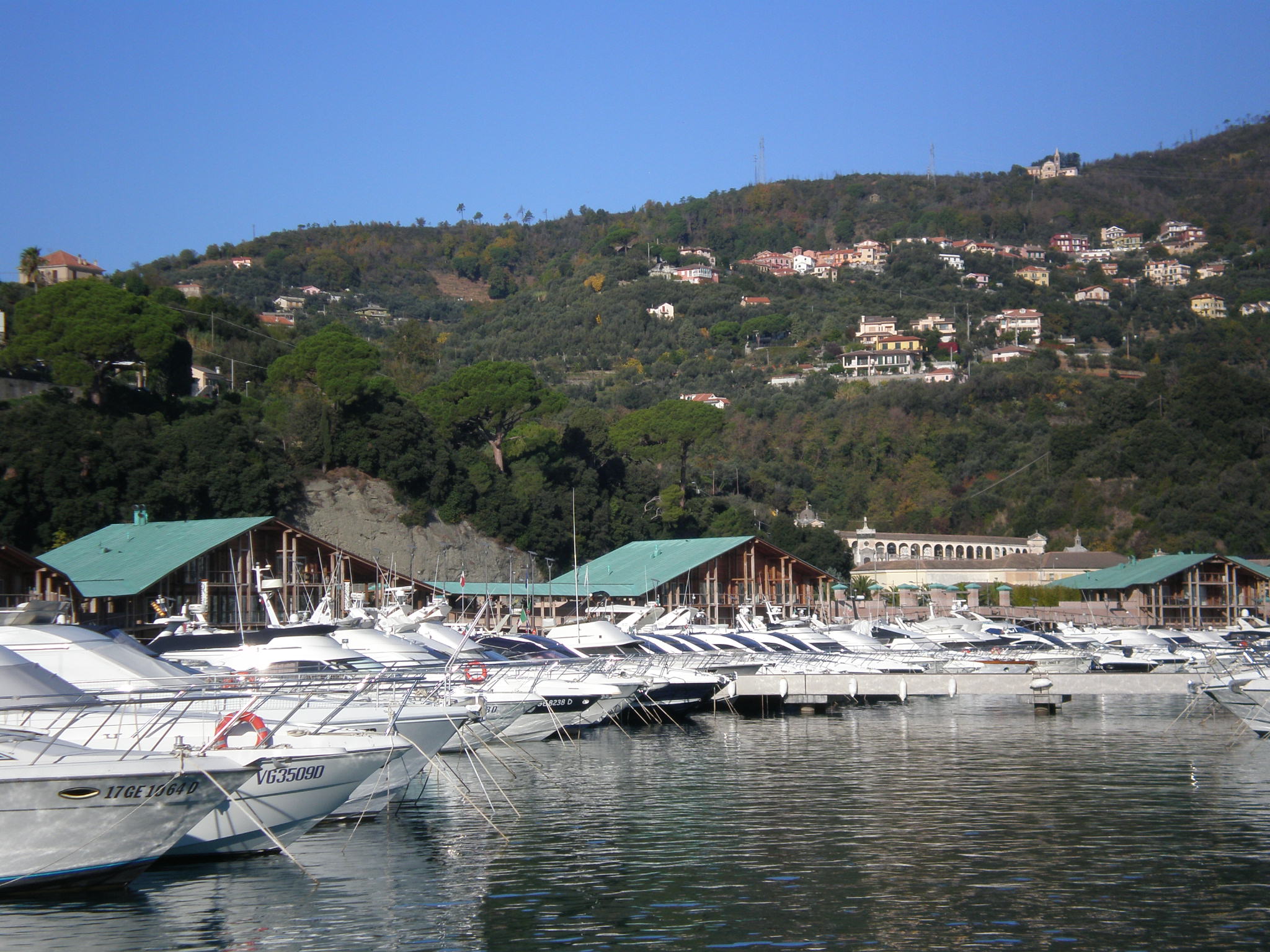 Yacht ormeggiati in porto a Varazze