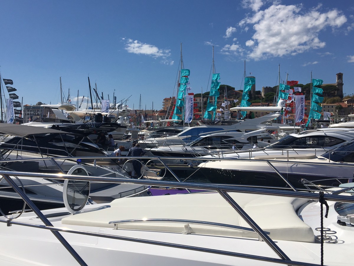 Foto panoramica allo Yachting Festival di Cannes