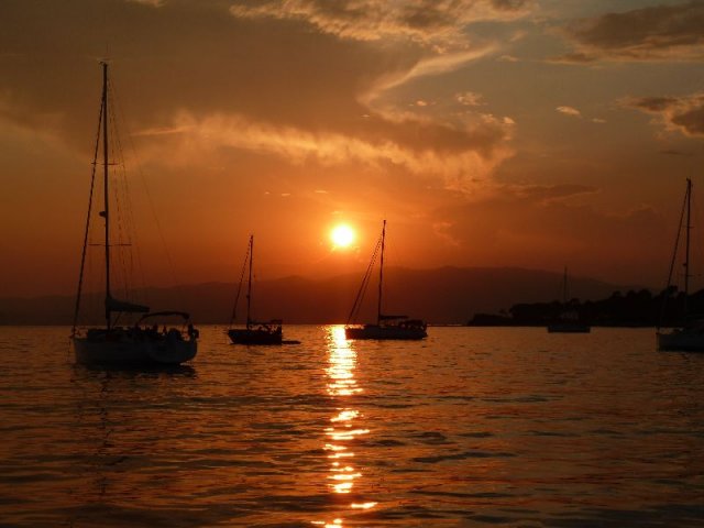 Barche in rada al tramonto