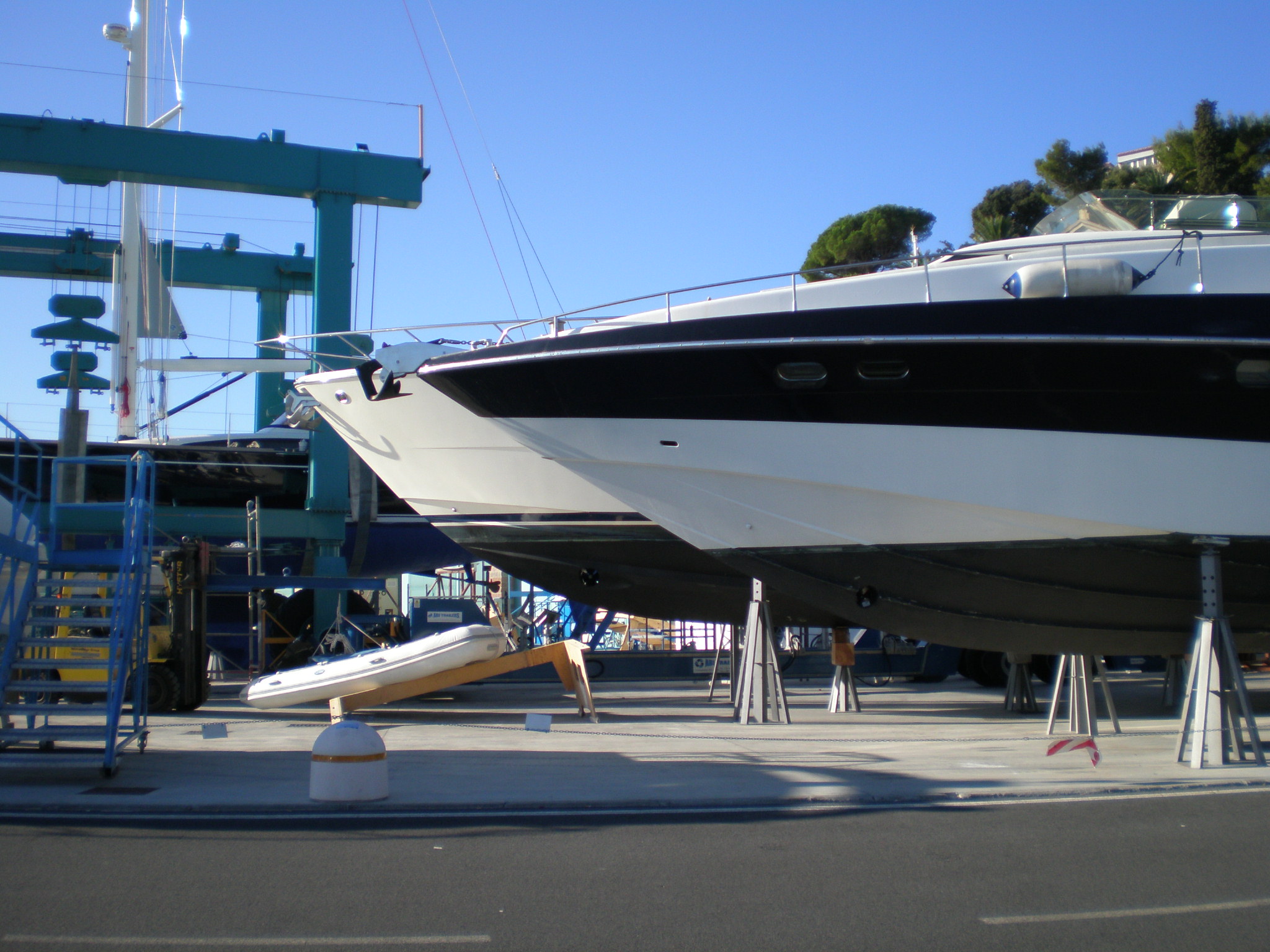 Yacht in rimessa al cantiere del porto di Varazze