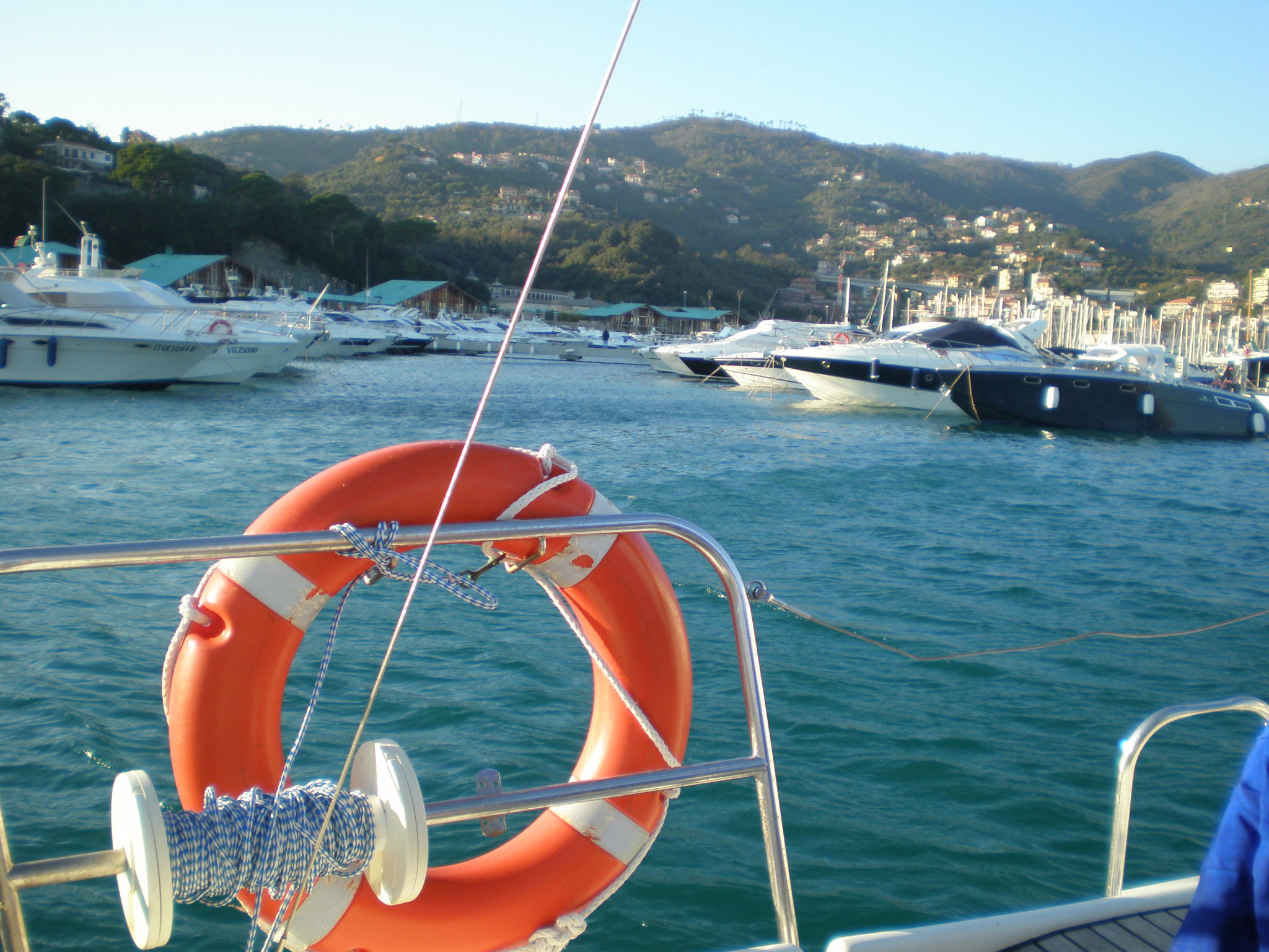 Vista del porto di Varazze da bordo di uno yacht