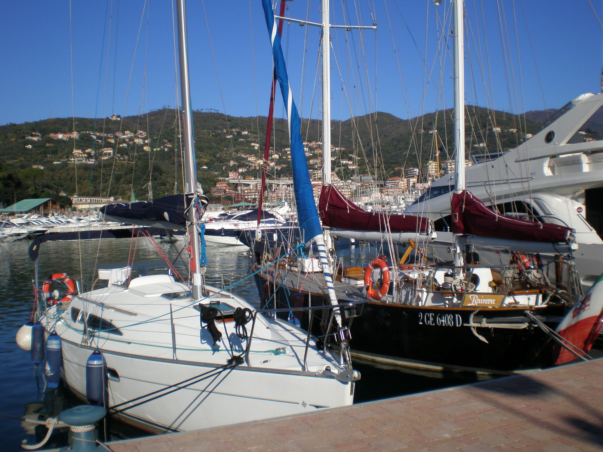 Yacht attraccati al molo nel porto di Varazze