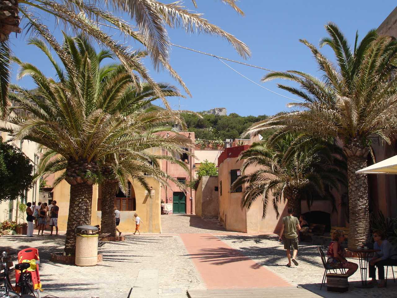 Piazzetta con palme a Varigotti