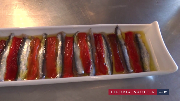Video ricetta: Acciughe con peperoni cotte su sale
