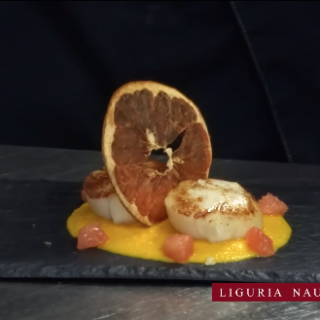 Video ricetta: Capesante e pompelmo rosa su vellutata di carote e anice stellato