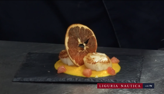 Video ricetta: Capesante e pompelmo rosa su vellutata di carote e anice stellato