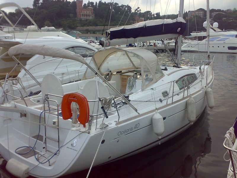 Yacht ormeggiato al Marina di Varazze