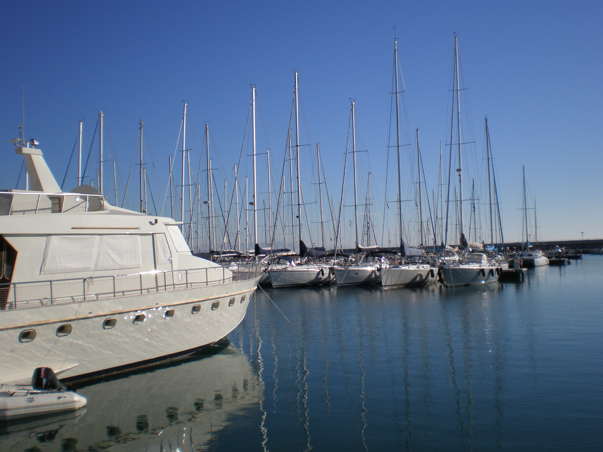 Barche a vela ormeggiate nel porto di Varazze