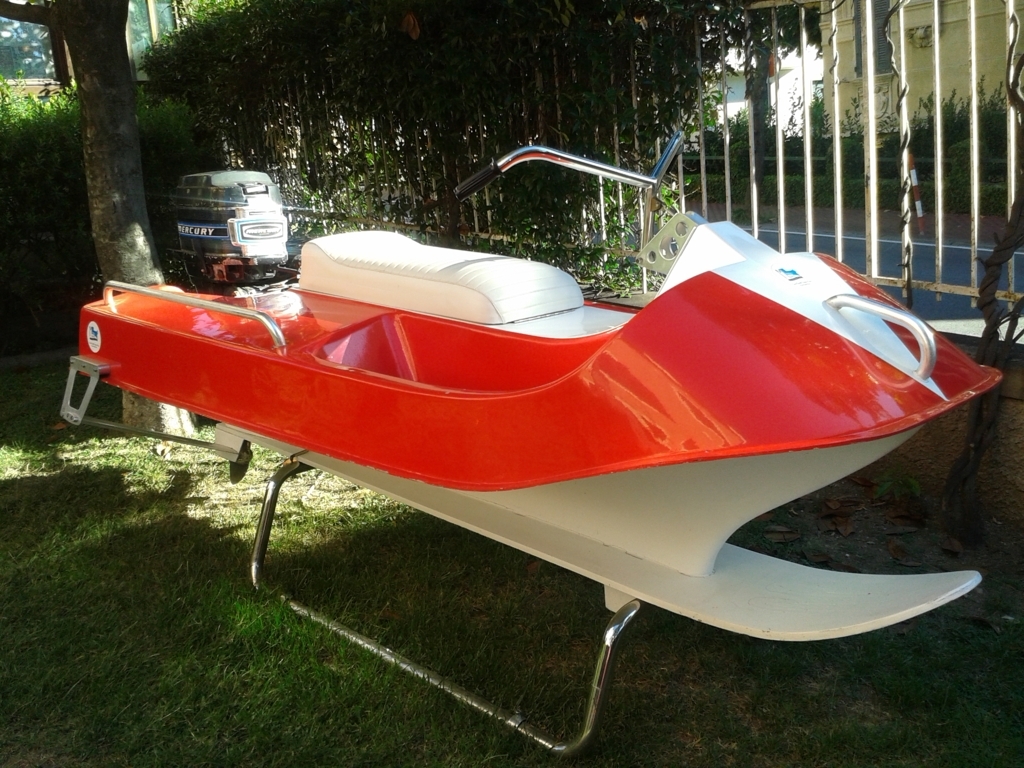 Prototipo antesignano della moto d'acqua di Giulio Versari esposto nello spazio esterno della biblioteca di Santa Margherita Ligure