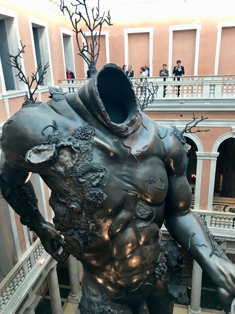 Il grande bronzo a palazzo Grassi Opera di Damien Hirst