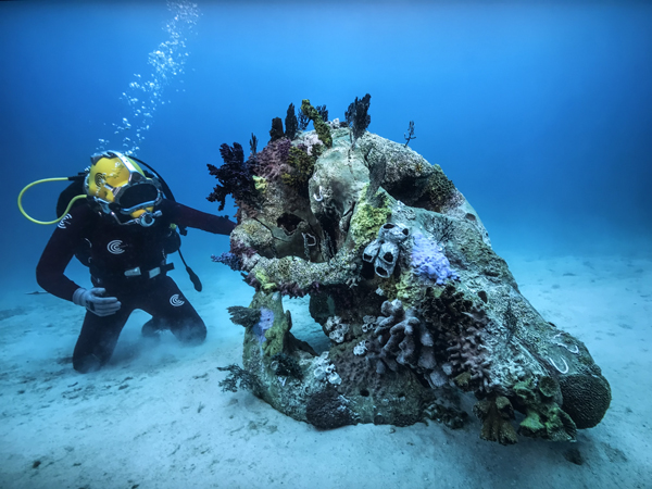 Un sub esplora il relitto dell'Incredibile Opera di Damien Hirst