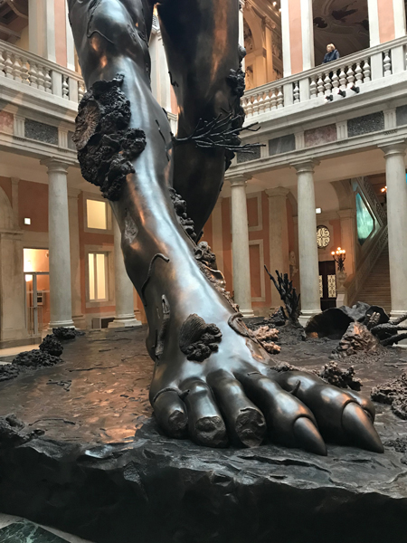 Piede del gigantesco bronzo di Damien Hirst