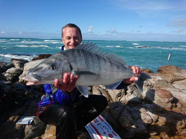 Jacques Ackhurst con un Steenbras Bianco