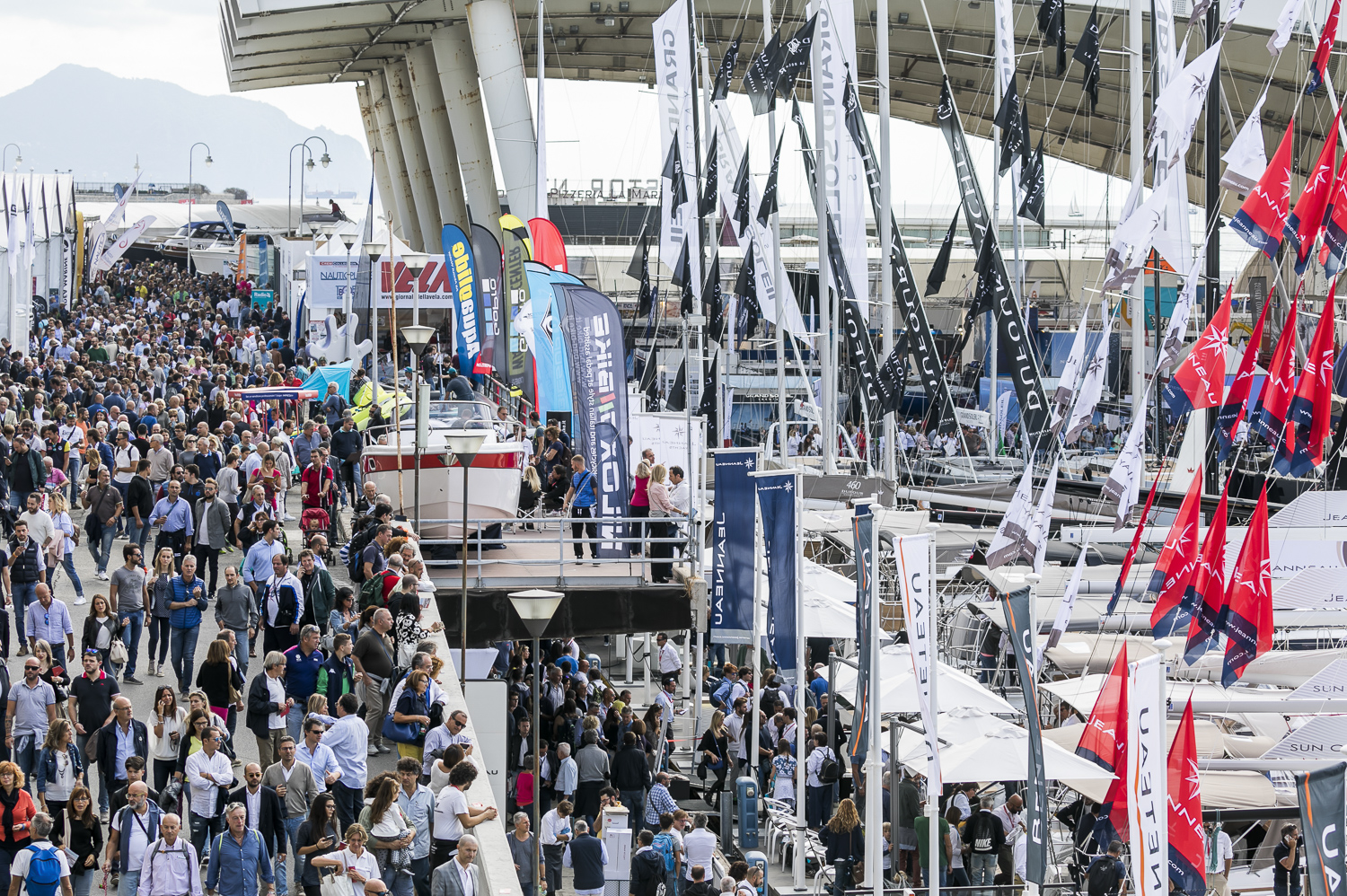 Barche ed espositori presi d'assalto dai visitatori del 57mo Salone Nautico di Genova