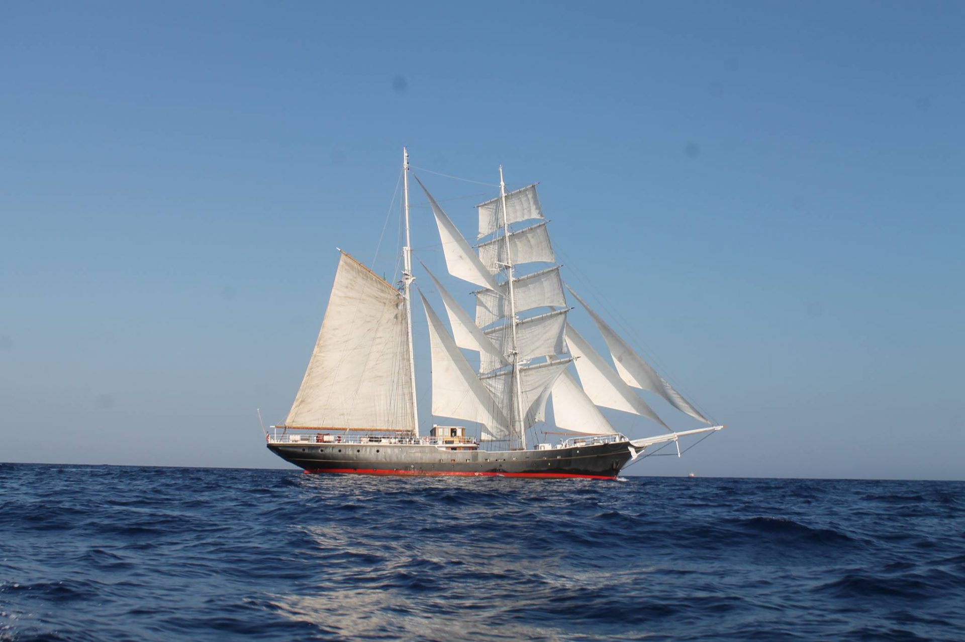 Nave Italia a vele spiegate