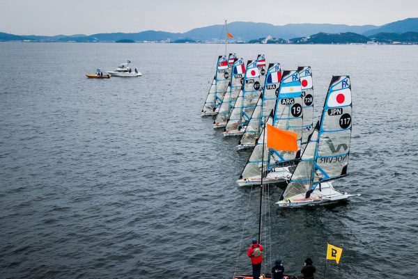 La partenza dei 49er a Gamagori durante le world Cup Series