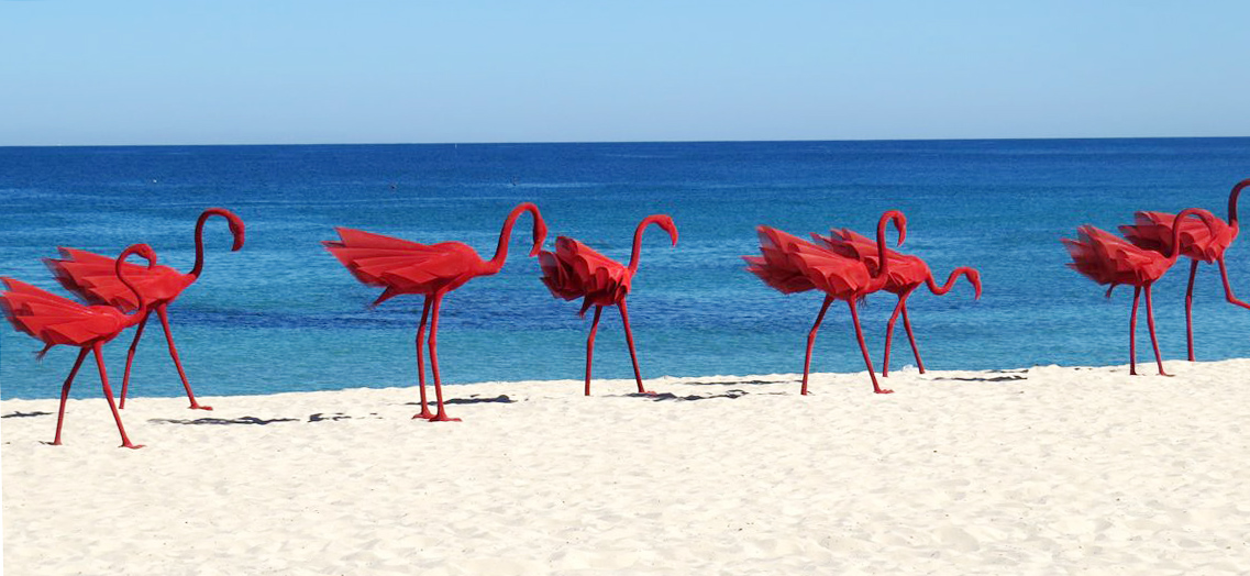 Sculpture by the sea: fenicotteri rossi in spiaggia