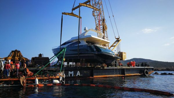 Foto e video esclusivi della rimozione del Riva Opera 85 finito sugli scogli in Sardegna