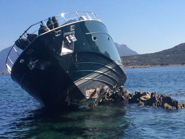 Le nostre foto esclusive del Riva Opera 85 a scogli in Sardegna