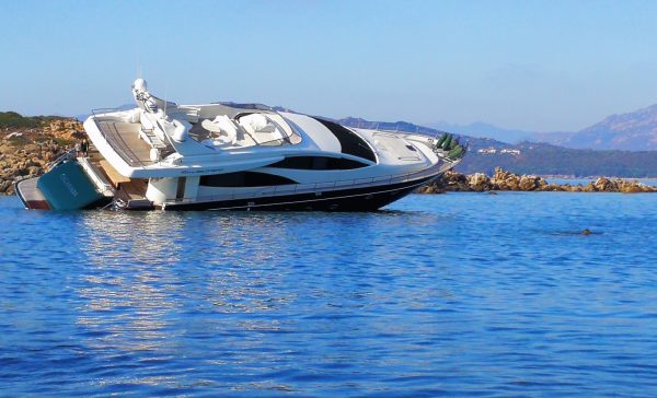 Uno yacht Riva 85 Opera finisce sugli scogli a Cala Sabina in Sardegna– FOTO ESCLUSIVE di LN