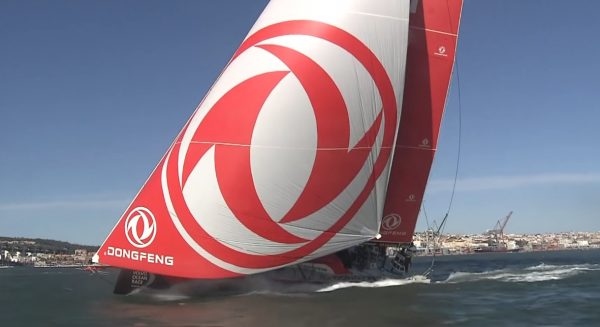 Dongfeng in navigazione durante la regata in port della Volvo Ocean Race a Lisbona