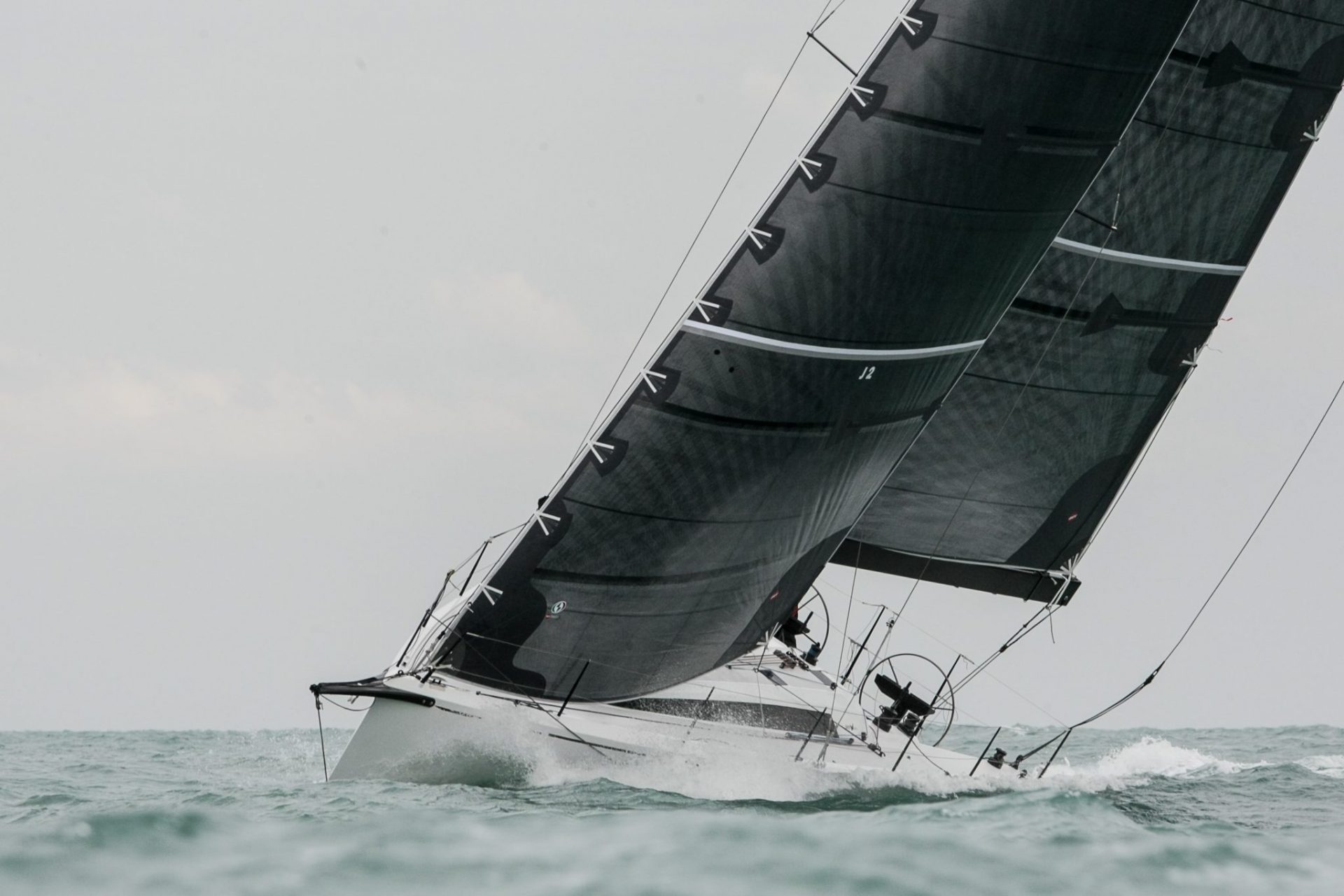 NEO 400+  mentre naviga in bolina