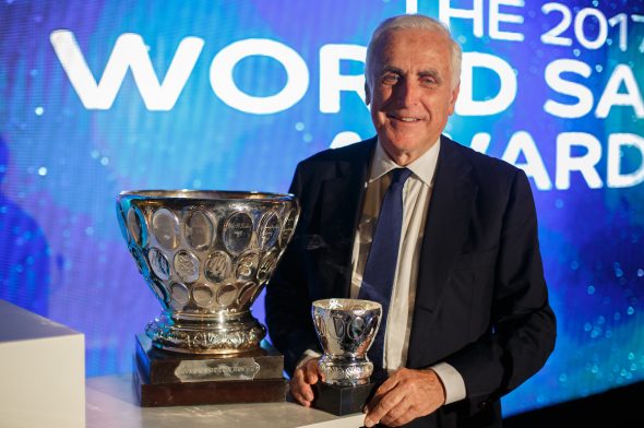 Carlo Croce mentre riceve il Beppe Croce Trophy 2017