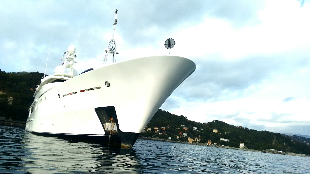 Megayacht Deja Too: foto a prua