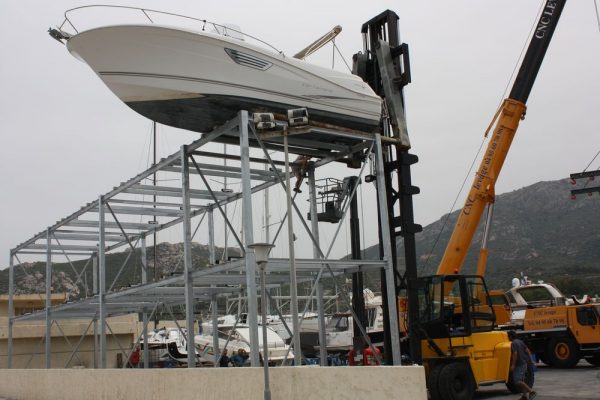 Uno degli scaffali di NavalTecnoSud: tanti scafi in poco spazio
