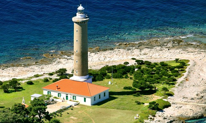 faro costruito nel 1849 sul promontorio nord-ovest dell'isola di Dugi otok