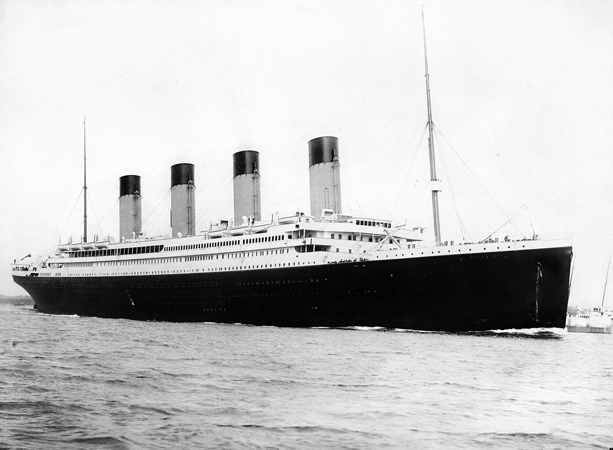 RMS Titanic, nave passeggeri tristemente nota nella storia della navigazione per il suo naufragio causato dall'urto contro un iceberg durante il viaggio inaugurale 