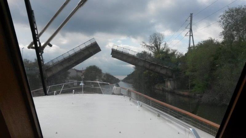 Il Riva Caravelle naviga verso Nizza, dove è stato imbarcato su una nave