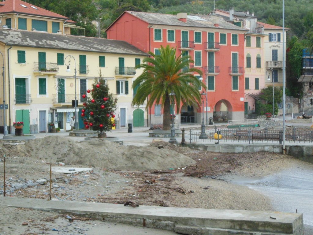 spiaggetta San Michele di Pagana dopo la mareggiata nel Tigullio