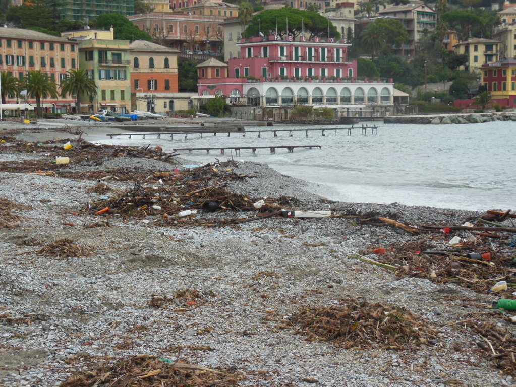 La spiaggia S.Margherita Ligure di Ghiaia piena di detriti dopo la mareggiata nel Tigullio