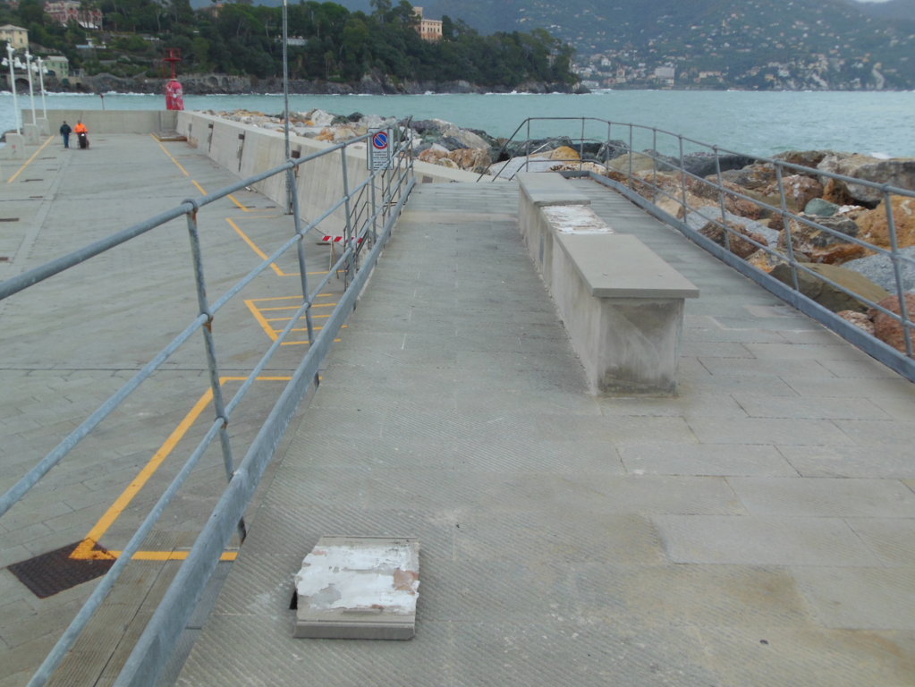 passeggiata diga foranea Santa Margherita Ligure con alcune lastre saltate per la mareggiata