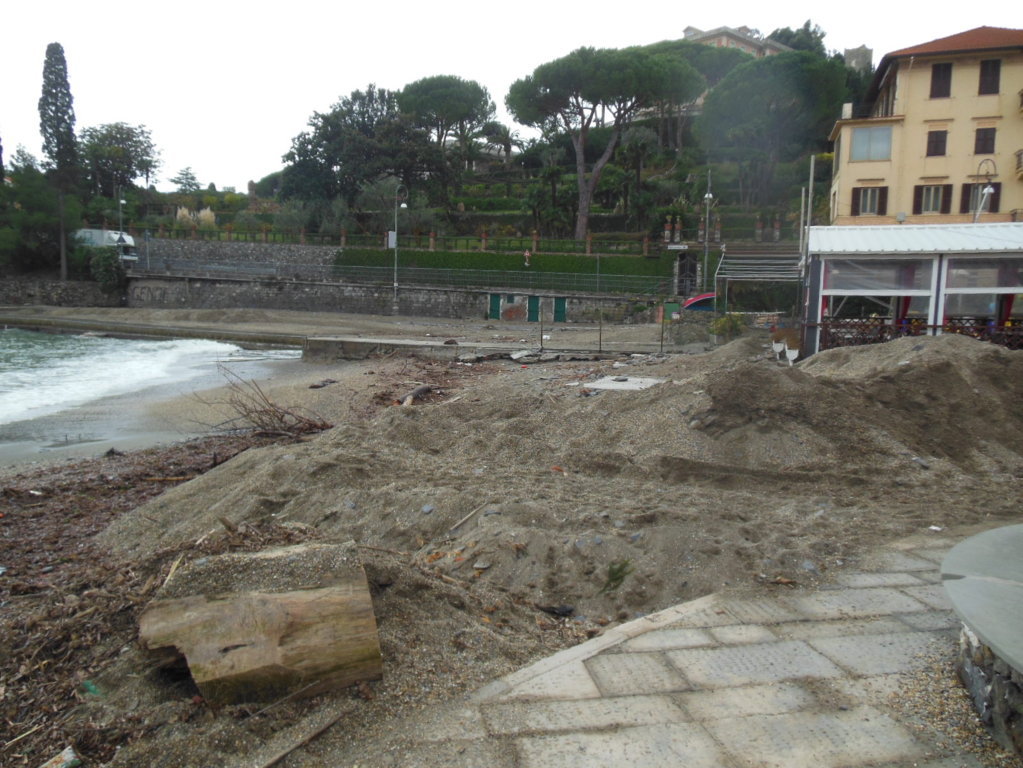 La spiaggetta San Michele di Pagana vista dal borgo dopo la mareggiata nel Tigullio