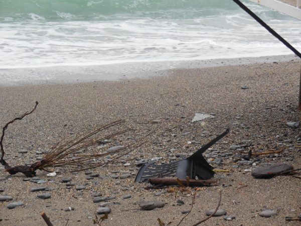 mareggiata tigullio spiaggia con sedia rotta trascianata dalle onde