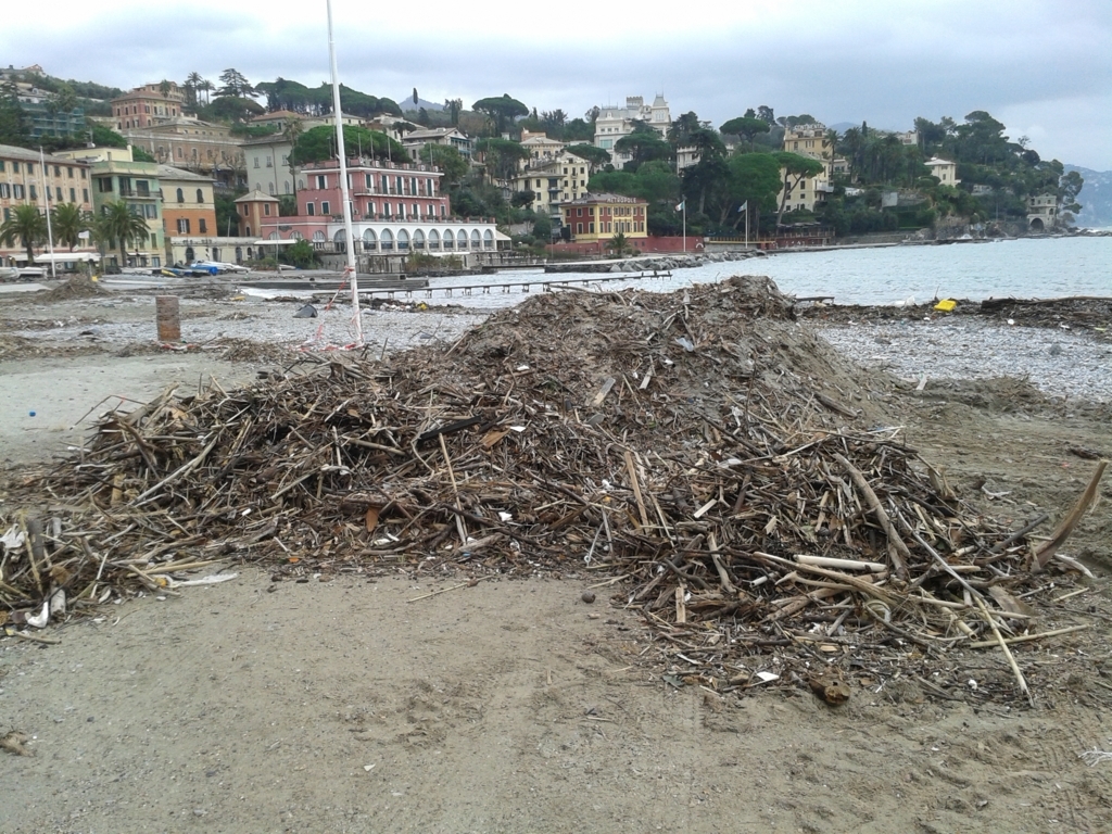 La spiaggia s. margherita piena di detriti dopo la mareggiata nel Tigullio