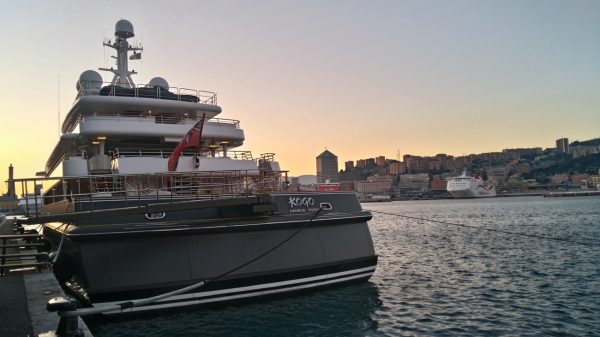 Megayacht Kogo: foto a poppa