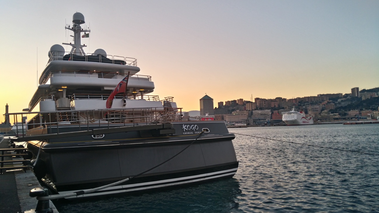 Genova fa da sfondo al megayacht Kogo