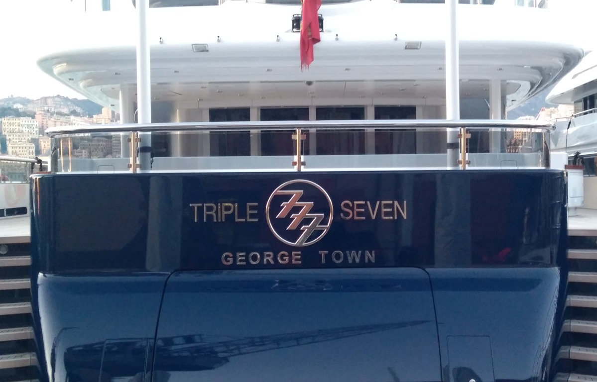 Foto a poppa del megayacht Triple Seven