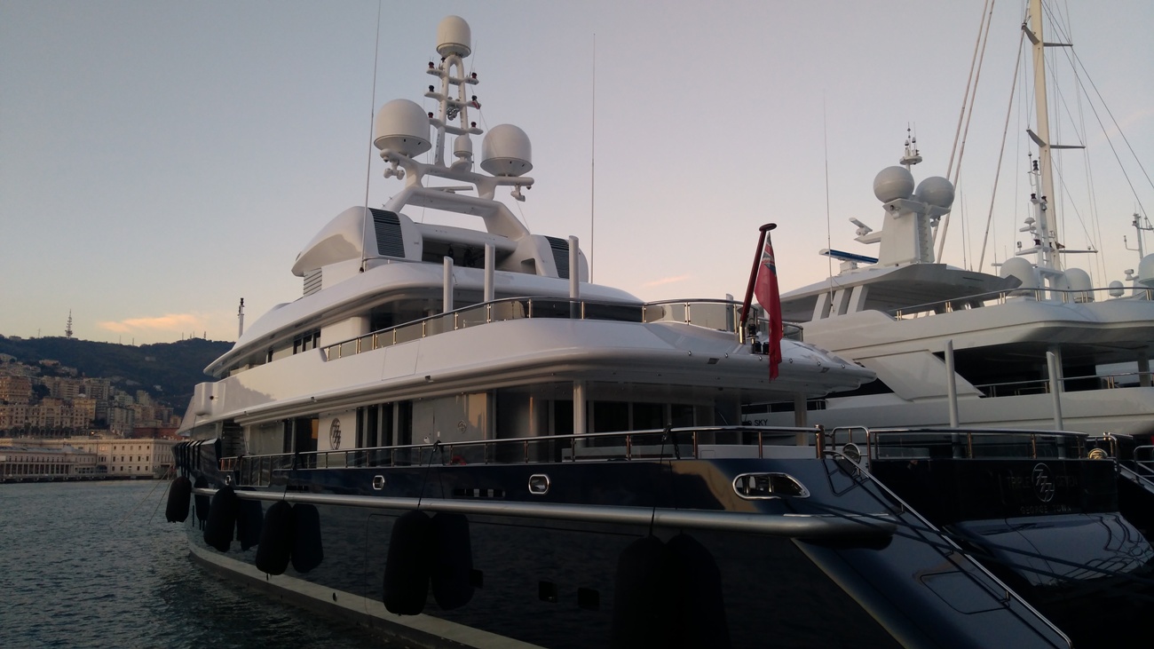 Foto laterale del Megayacht Triple Seven