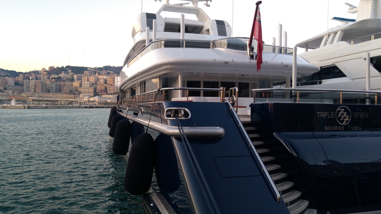 Megayacht Triple Seven in zona Porto Antico