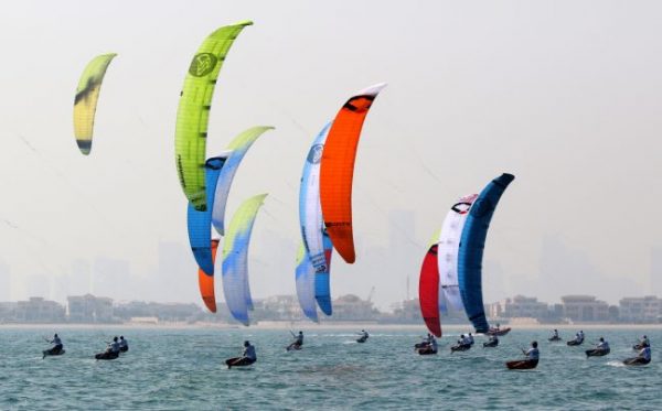 Kitesurf in gara durante il Formula Kite World Championship 2017 in Oman