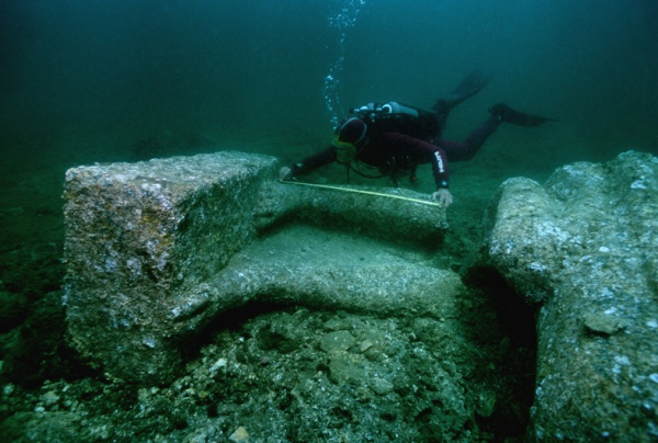 Un archeosub al lavoro a Pavlopetri