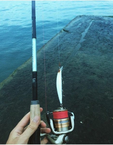 pesca a Spinning da riva presso la foce di un fiume